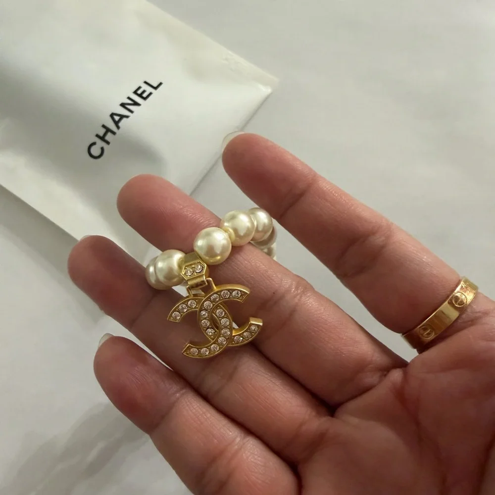CHANEL Pearl Necklace/choker with Gold Charm with free chanel mascara primer - Picture 2 of 7